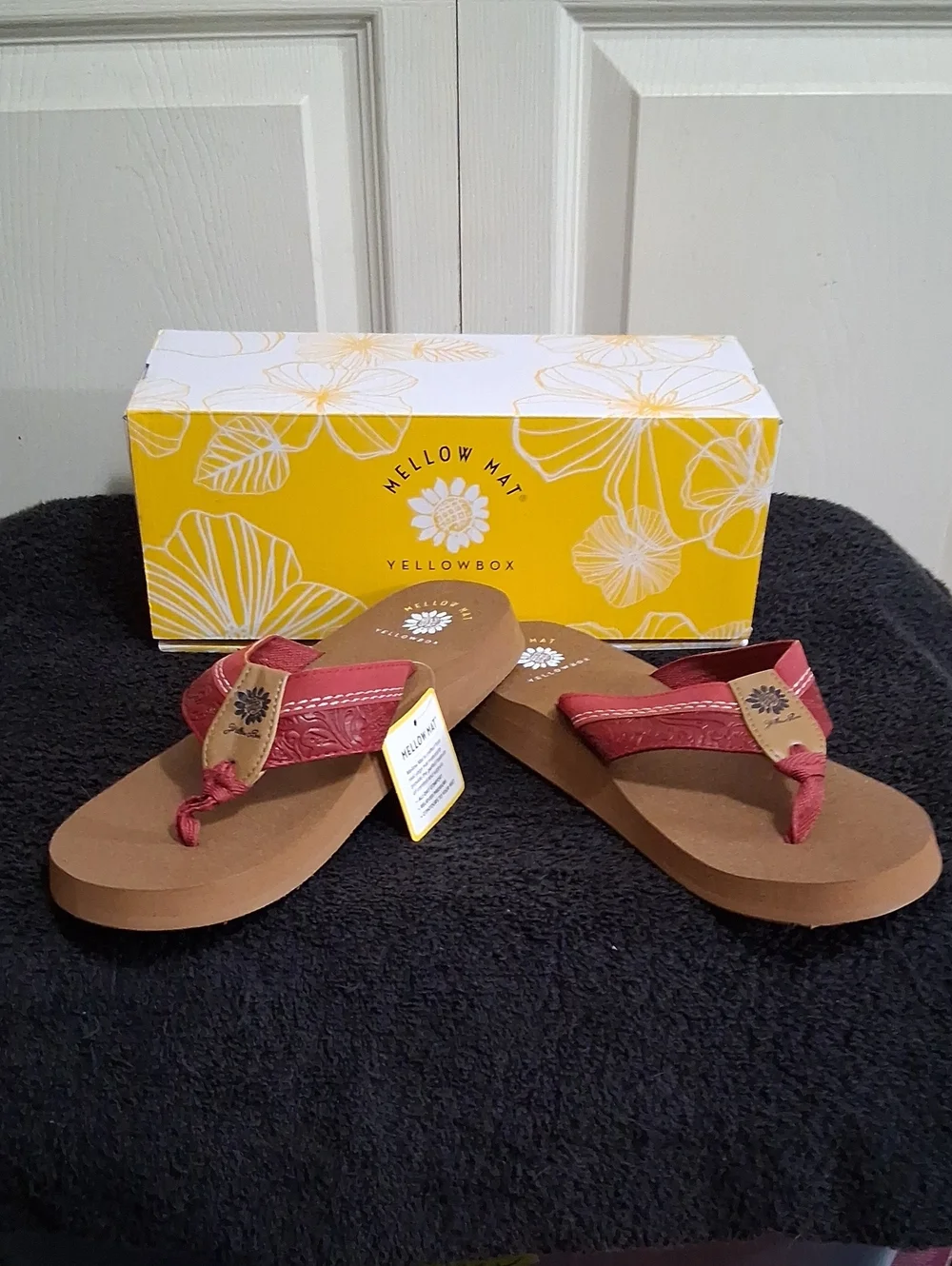 Yellow Box Mellow Mat "Nolina" Red Flip Flop Sandals - Tooled Straps - 9½ - Picture 1 of 9
